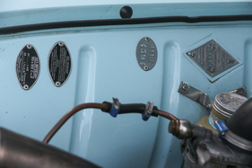 Renault Domaine (1957) – Rhombenförmiges Typenschild und ovale Karosserienummer. Darunter Hinweise für Garantie und Reifendruck (1957)
