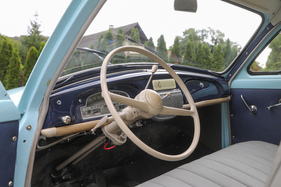 Renault Domaine (1957) – Sehr nah am Lenkrad stehende Windschutzscheibe, gepolsterte Armaturenbrett-Unterkante