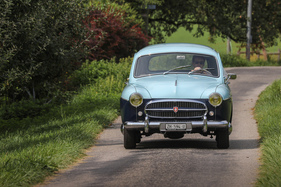 Renault Domaine (1957) – die einzelne Hand oben am Lenkrad machten eigentlich erst die DS-Fahrer populär Renault Domaine (1957) – die einzelne Hand oben am Lenkrad machten eigentlich erst die DS-Fahrer populär