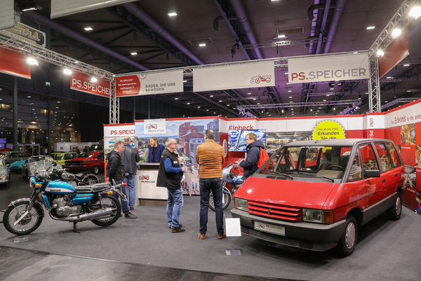 Renault Espace (1985) - früher Espace mit Kunststoff-Karosserie auf dem Stand des PS-Speichers - Bremen Classic Motorshow 2023