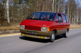 Renault Espace 2000 TSE (1984) - dynamisch unterwegs