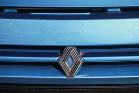Renault Espace 2200 TXE (1990) - Renault-Zeichen auf dem Bug