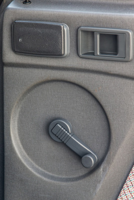 Renault Espace 2200 TXE (1990) - die Scheiben werden hinten von Hand heruntergelassen