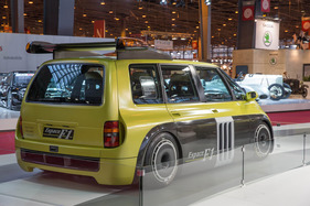Renault Espace F1 (1994) - der Heckflügel war dringend nötig bei 300 km/h Spitzengeschwindigkeit - an der Rétromobile Paris 2014