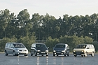 Bild: Renault Espace I (1984) - von rechts nach links vier Generationen Espace bis 2002