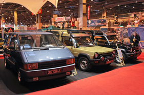 Renault Espace TSE (1986) - daneben das Modell Talbot Matra Ranchero - alle mit Kunststoffkarossrie - Rétromobile 2015