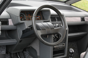 Renault Espace Turbo DX (1989) - Kunststofflenkrad, umfassende Instrumentensammlung