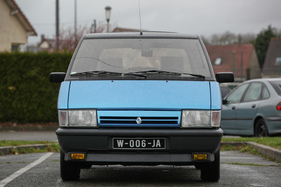 Renault Espace Turbo DX (1989) - hoch und viereckig wirkt er von vorne