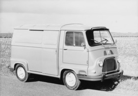 Renault Estafette 800 Fourgon (1971) – seit 1969 mit bis zu den Rädern herumgezogenen Stossfängern, aber noch mit dem alten Kühlergrill