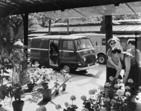 Renault Estafette Fourgon (1960) – Grössenvergleich: im Hintergrund der Renault Goélette mit einer Tonne Nutzlast