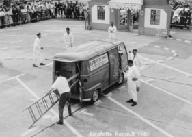 Renault Estafette Fourgon (1961) – Bei der Schweizer Meisterschaft im Lieferwagenfahren in Luzern. Der Gewinner durfte den Wagen behalten