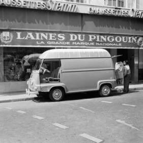 Renault Estafette Fourgon surélevé (1960) – Die Schiebetür blieb für schnelleres Ein- und Aussteigen praktisch immer offen