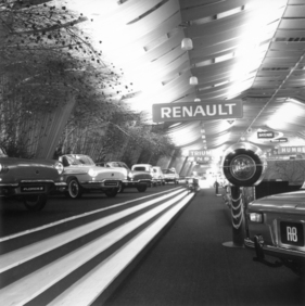 Renault Floride (1963) - die aktuellen Fahrzeuge aufgereiht auf dem Messestand