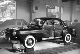 Renault Frégate (1952) - in Genf in der endgültigen Serien-Form präsentiert Renault Frégate (1952) - in Genf in der endgültigen Serien-Form präsentiert