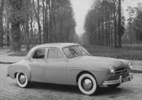 Renault Frégate (1951) – Vorserienfahrzeug mit nur zwei Streben im Kühlergrill (1951)