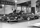 Renault Frégate (1954) - im Zentrum des Renault-Standes, daneben der 4CV - Genfer Automobilsalon 1954