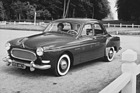 Renault Frégate (1959) – Modellpflege mit Gittergrill, dreieckigem Haubenemblem und grösseren Blinkern