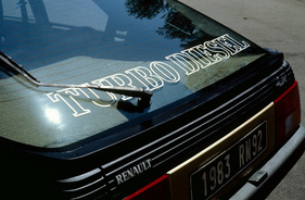 Renault Fuego (1982) - Kleber auf der Heckscheibe beim Turbo-Diesel