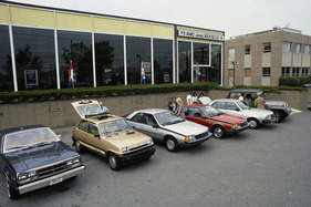 Renault Fuego (1982) - als Teil der US-Palette vor einem AMC-Jeep-Händler