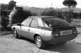 Renault Fuego GTX (1980) - typisches Designdetail war das Kunststoffband rund um die Karosserie