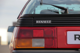 Renault Fuego Turbo (1984) - auch der Markenschriftzug prangt auf dem Heck