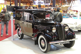 Renault Juvaquatre Fourgonnette (1950) - im Stil von Nina Ricci auf dem Renault-Stand - Rétromobile Paris 2017