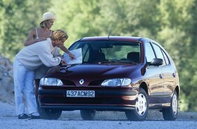 Bild Renault Mégane (1995) - Das Paar sucht ihr Ziel ist auf der Karte. Scheinbar suchen beide aber etwas anderes...