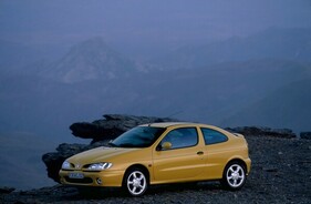 Renault Mégane Coupé (1995) - in der Rennfarbe von Renault