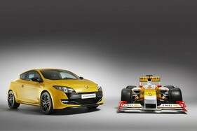 Renault Mégane RS (2010) - Neben dem damaligen F1-Auto von Renault