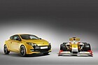 Bild: Renault Mégane RS (2010) - Neben dem damaligen F1-Auto von Renault