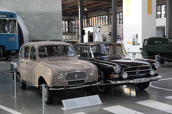 Renault R4 (1962) - im Verkehrszentrum des Deutschen Museums  - neben einem Borgward P 100