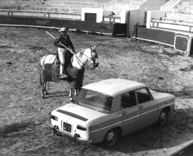 Renault R8 (1962) - R8 als Stier in der Arena