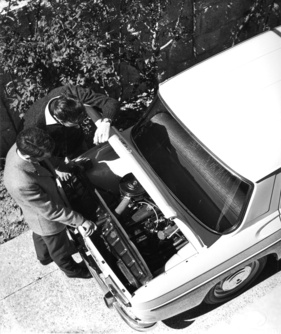 Renault R8 (1962) - Während die Männer die faszinierende Technik begutachten ...