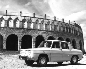 Renault R8 (1962) - modernes Auto vor altem Gemäuser