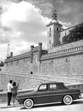 Renault R8 (1962) - vor schöner Kulisse