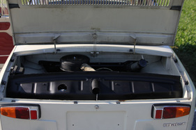 Renault R8 Major (1964) - View into the engine compartment (1964)