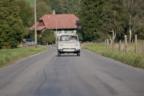 Renault R8 Major (1964) - da scheinen plötzlich auch engere Strässchen breit zu sein Renault R8 Major (1964) - da scheinen plötzlich auch engere Strässchen breit zu sein
