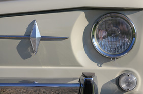 Renault R8 Major (1964) - das Renault-Zeichen rechts auf dem Bug (1964)