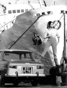 Renault R8 Major (1964) - der Fotograf und das Modell bewiesen Humor mit dieser Darstellung