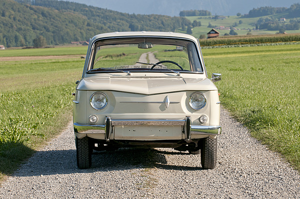 Renault R8 Major (1964) - schlichte, durch das versetzte Anbringen des Markenzeichen asymmetrische Front