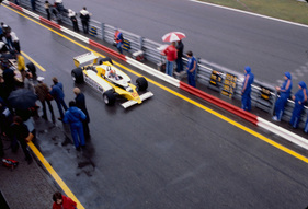 Renault RS10 (1979) - Jabouille in der nassen Boxengasse von Zandvoort Renault RS10 (1979) - Jabouille in der nassen Boxengasse von Zandvoort