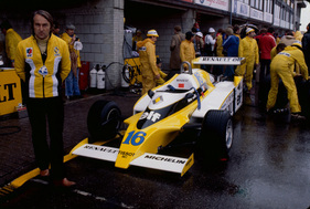 Renault RS10 (1979) - Renault Sportchef Gérard Larousse zeigt, wie das holländische Wetter, schlechte Laune (GP Holland in Zandvoort)