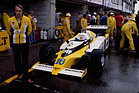 Renault RS10 (1979) - Renault Sportchef Gérard Larousse zeigt, wie das holländische Wetter, schlechte Laune (GP Holland in Zandvoort)
