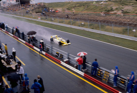 Renault RS10 (1979) - René Arnoux donnert an der Boxengasse beim GP Holland Zandvoort vorbei