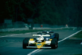 Renault RS10 (1979) - René Arnoux vor Didier Pironi im Tyrrell bei der Einfahrt ins Motodrom in Hockenheim (GP Deutschland)