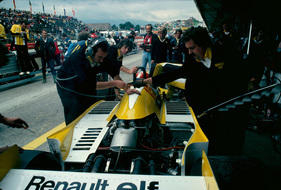 Renault RS10 (1979) - Viel Betrieb an der Box beim GP Österreich in Zeltweg