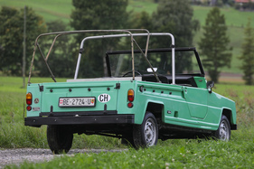 Renault Rodéo 4 (1980) - bis das Dach montiert ist, dürfte der nächste Regenschauer schon vorbei sein ...