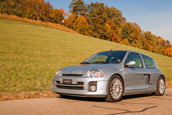 Image: Renault Sport Clio 3.0 V6 Phase I (2002) - offered as lot 111 at the Oldtimer Galerie Toffen auction in Gstaad on December 29, 2021