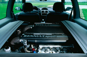 Renault Sport Clio V6 24V (1998) - Prototyp mit quer eingebautem PRV-V6