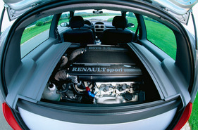 Renault Sport Clio V6 24V (1998) - Prototyp und Blick auf den V6-Motor